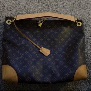 LV authentic Berri mm, smoke free pet free home Asking $1950 obo bag n box incl